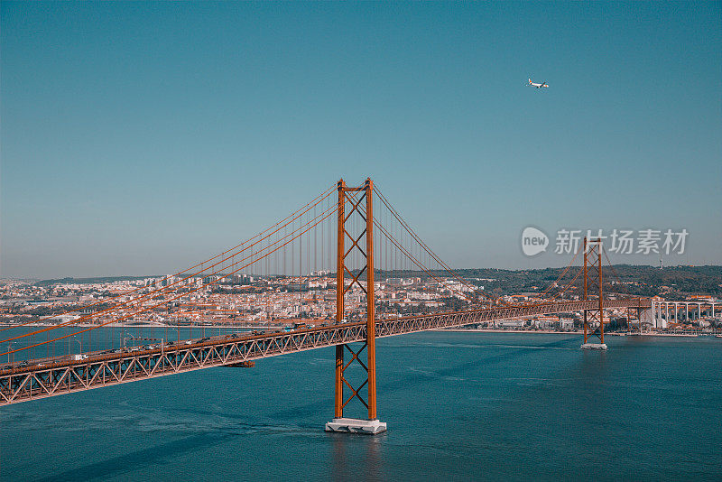 4月25日里斯本大桥(The 25 de Abril Bridge)鸟瞰图